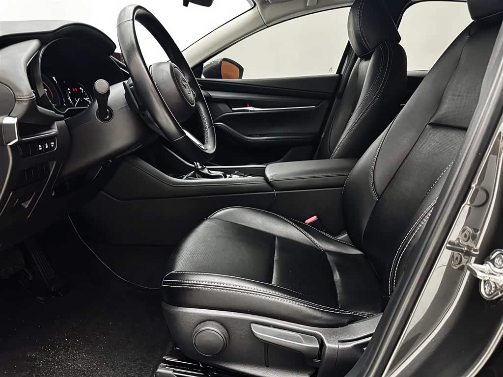 Mazda Mazda3 Axela 2.0 л 2022 г. Серебристо-серый, пробег 29200 км