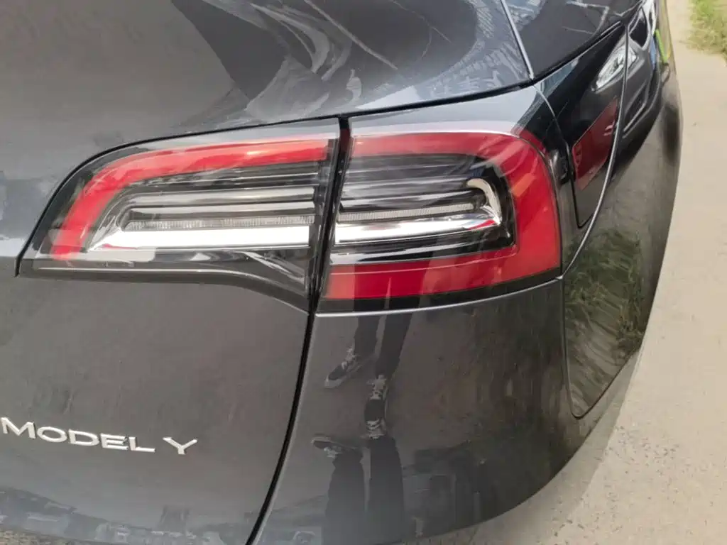 Tesla Model Y — миниатюра 8
