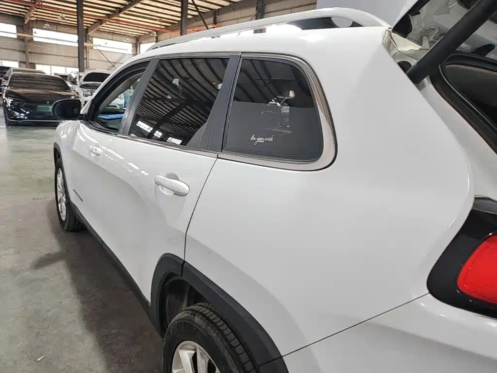 Jeep Cherokee (Import) — миниатюра 5
