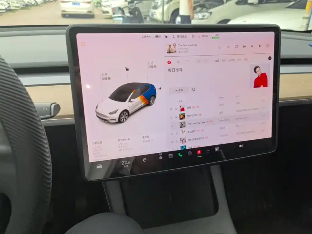 Tesla Model Y — миниатюра 13