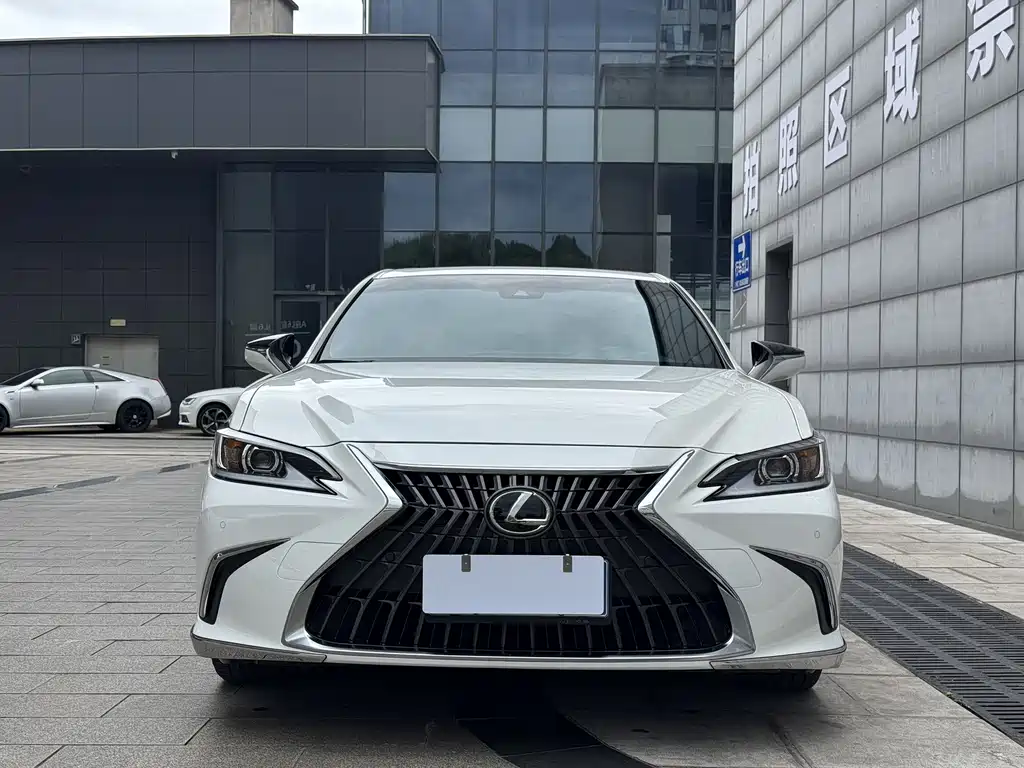 Lexus ES 2023 — фото 2
