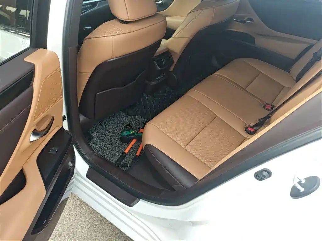 Lexus ES 2021 300h
