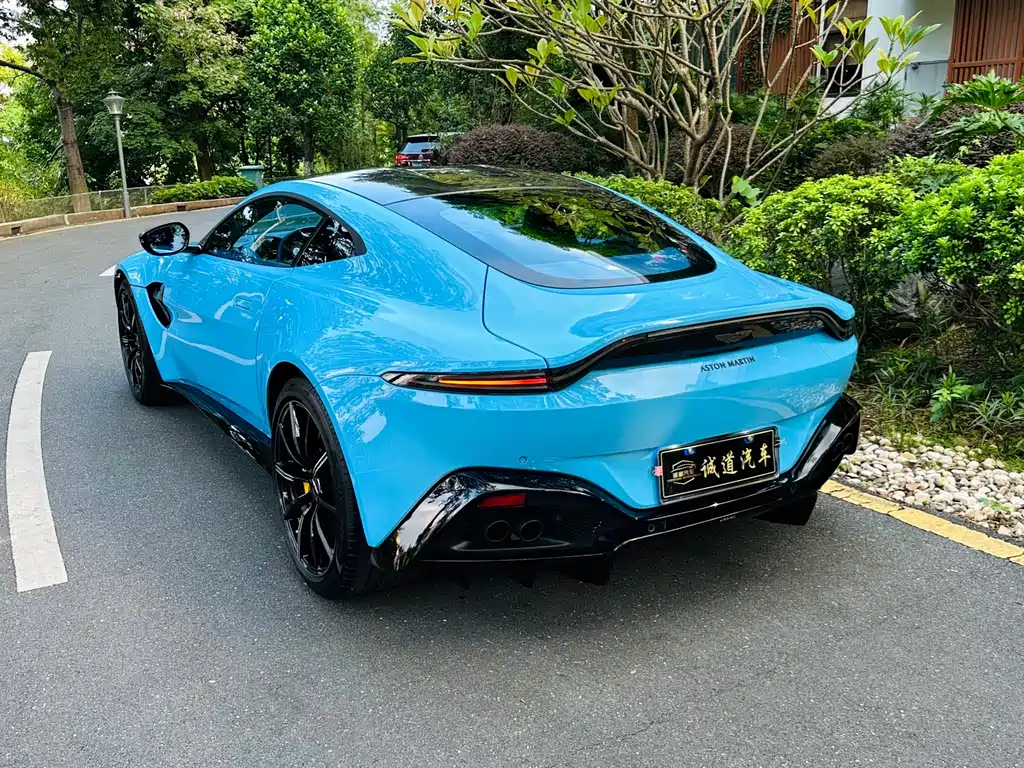 ASTON MARTIN V8 VANTAGE