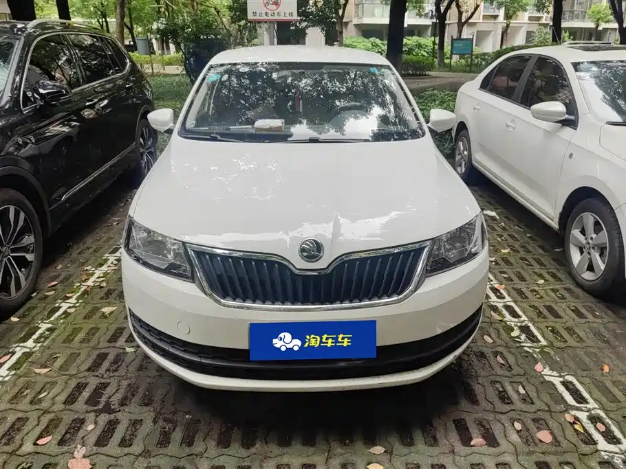 Skoda Rapid Spaceback 2016 1.6L MT