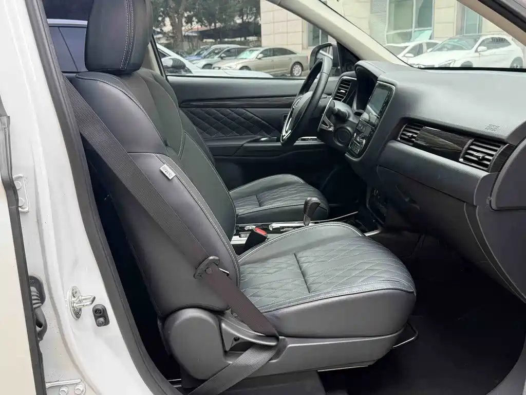 Mitsubishi Outlander — миниатюра 11