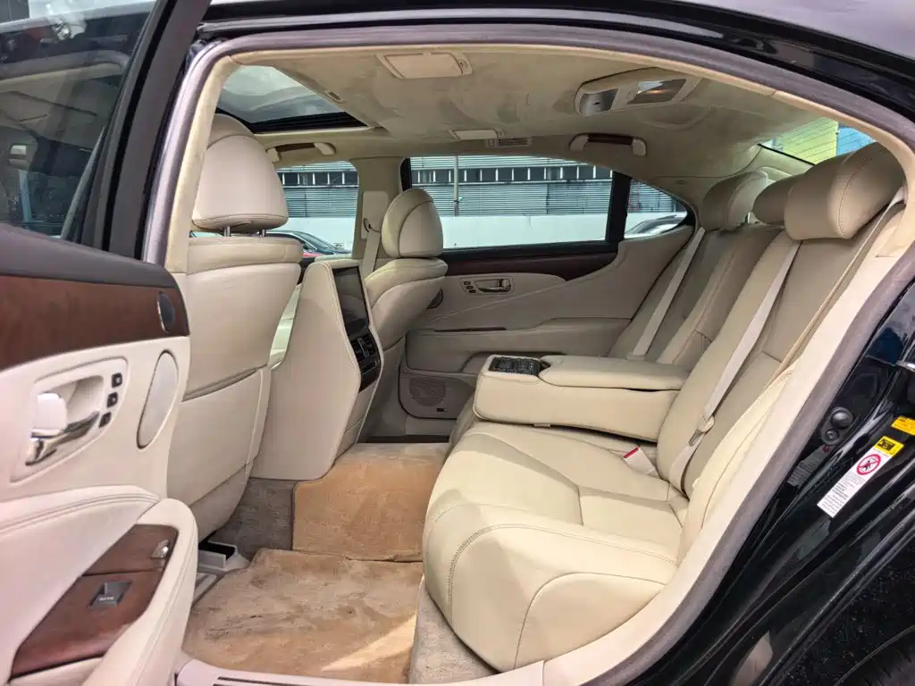 Lexus LS — миниатюра 12