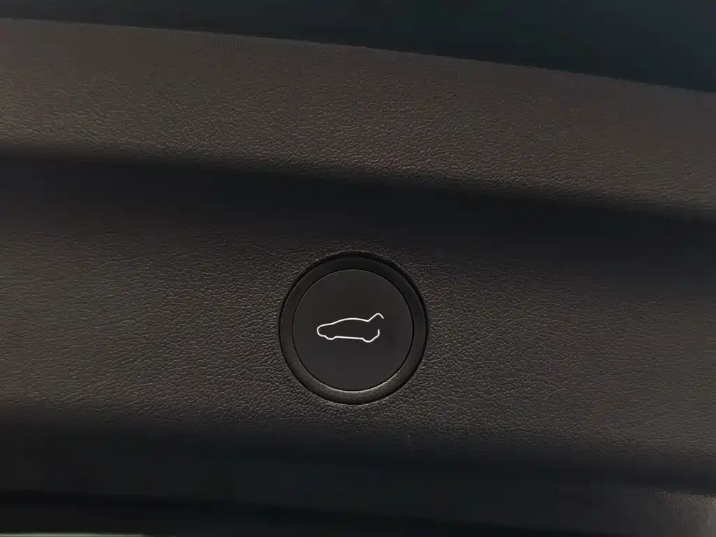 Tesla Model Y — миниатюра 16