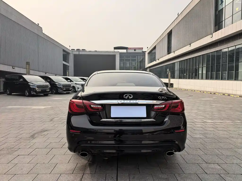 INFINITI Q70