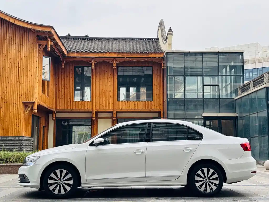 Volkswagen Sagitar 2018 1.6L AT Comfort