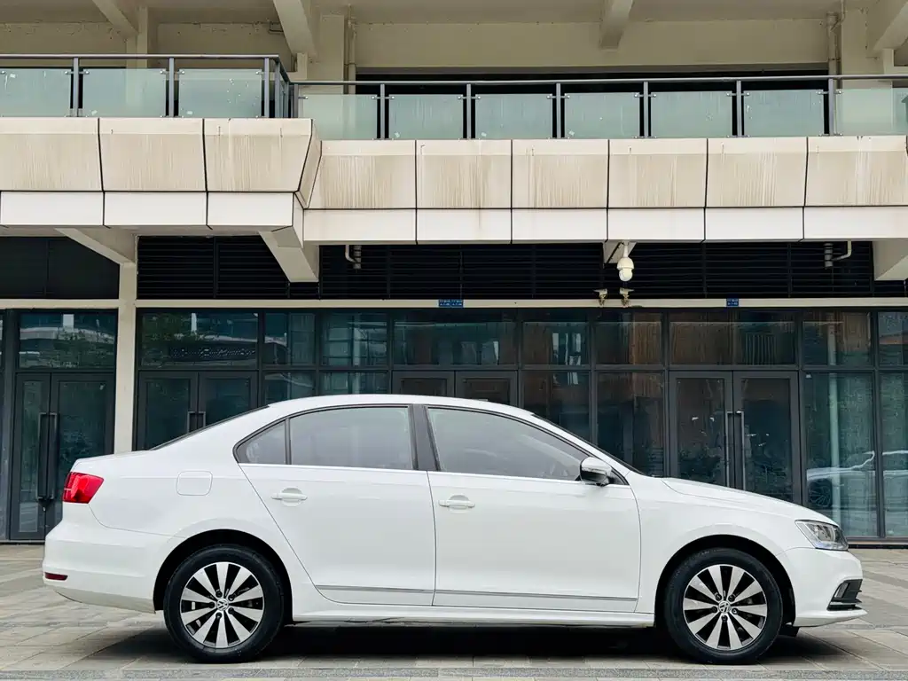 Volkswagen Sagitar 2018 1.6L AT Comfort