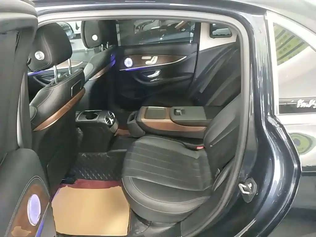 Mercedes-Benz E-Class — миниатюра 13