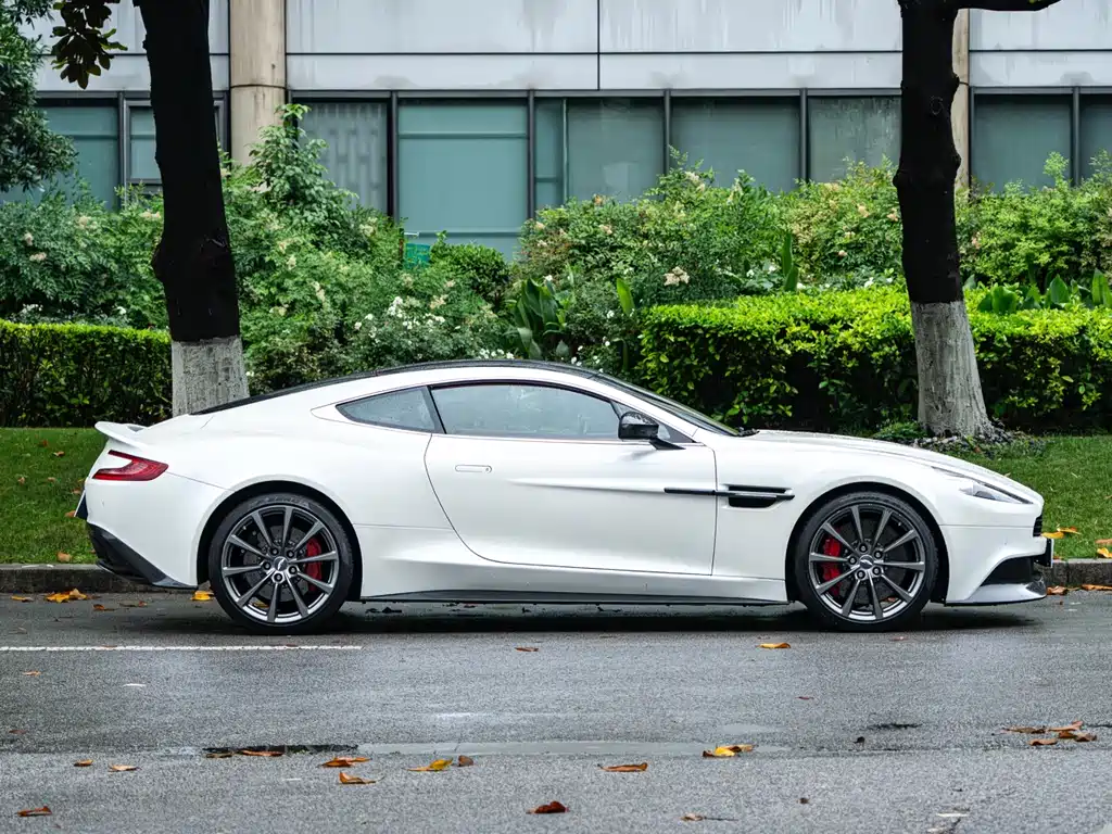 Aston Martin Vanquish — миниатюра 6
