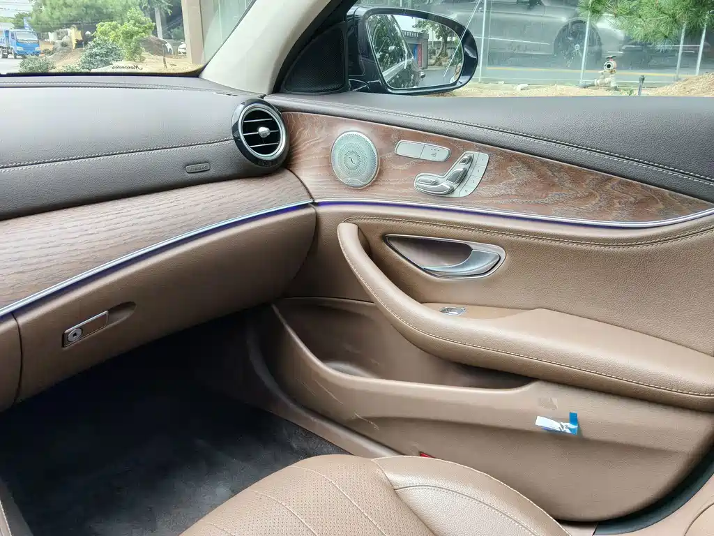 Mercedes-Benz E-Class — миниатюра 11