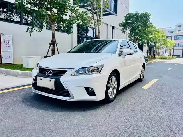 Lexus CT — фото 1