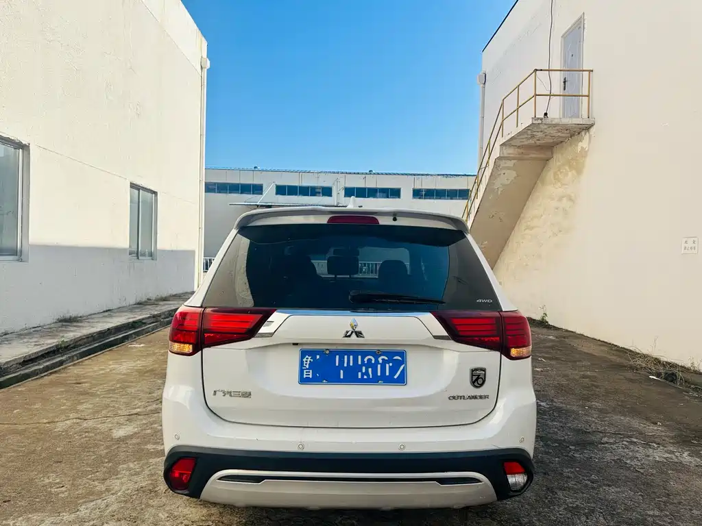 MITSUBISHI OUTLANDER