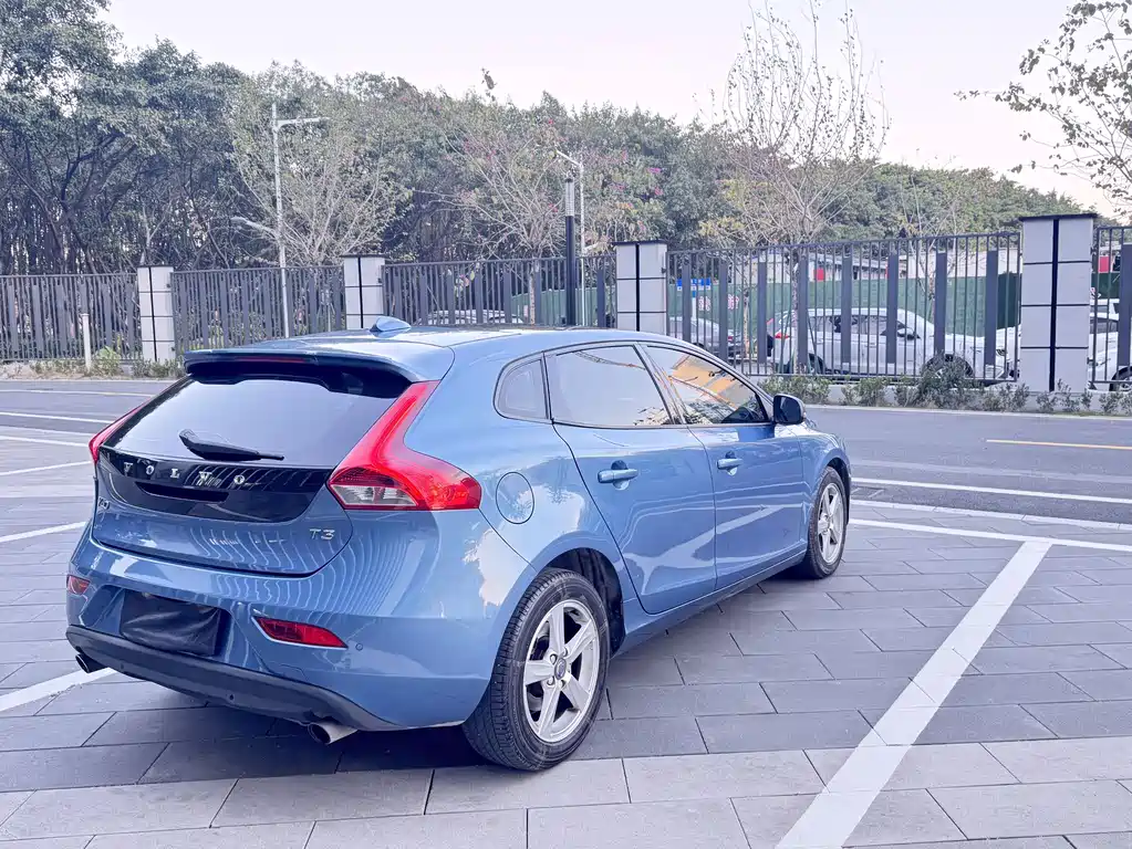 VOLVO V40