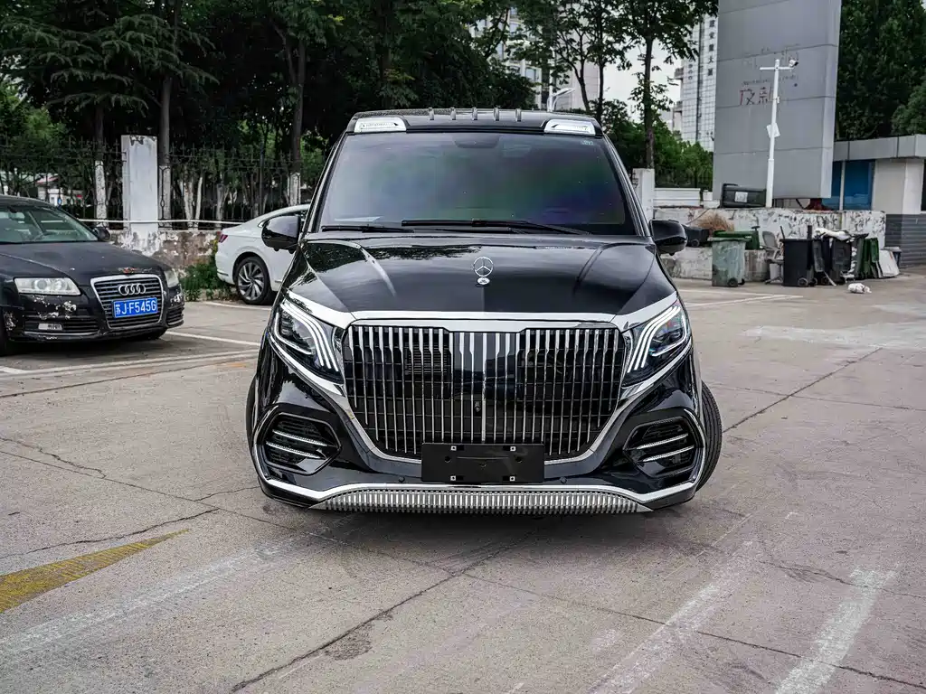 Mercedes-Benz Vito 2023 2.0T Elite 7 мест