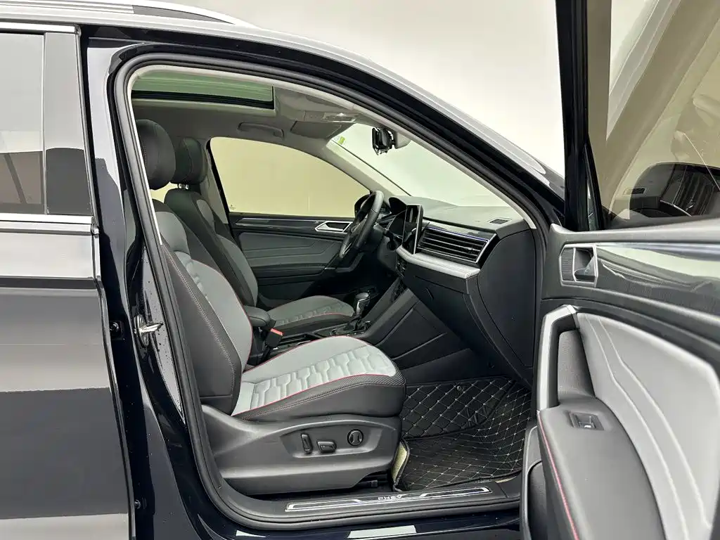 Volkswagen Tiguan L PHEV — миниатюра 25