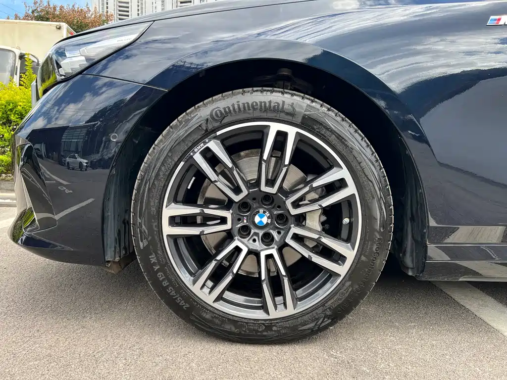 BMW 5 Series — миниатюра 2