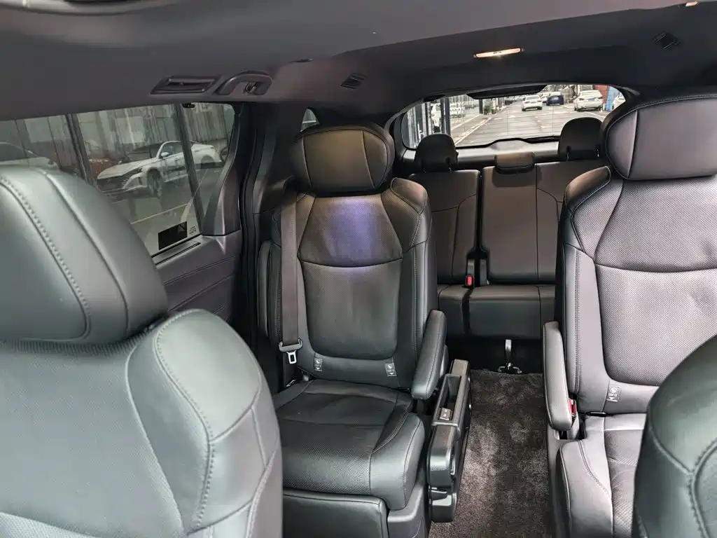 Toyota Sienna — миниатюра 16