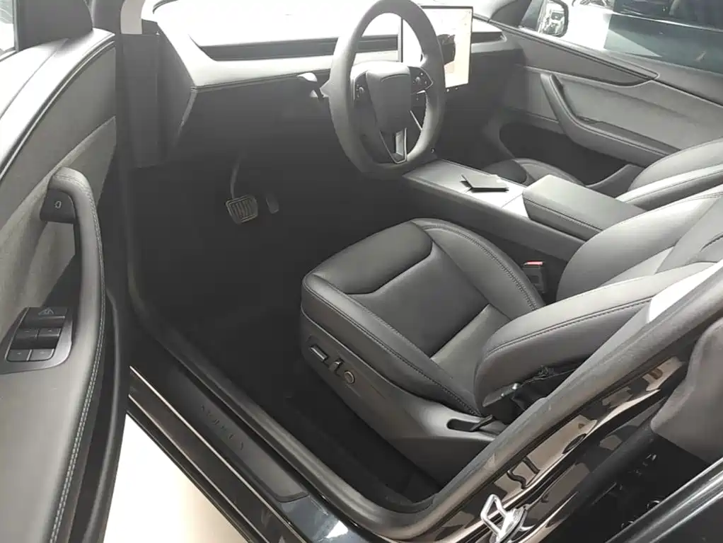 Tesla Model Y — миниатюра 16