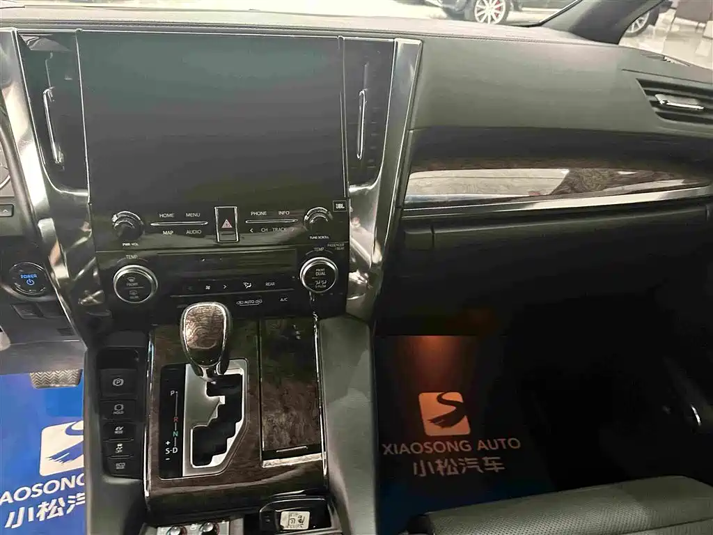 Toyota Alphard — миниатюра 10