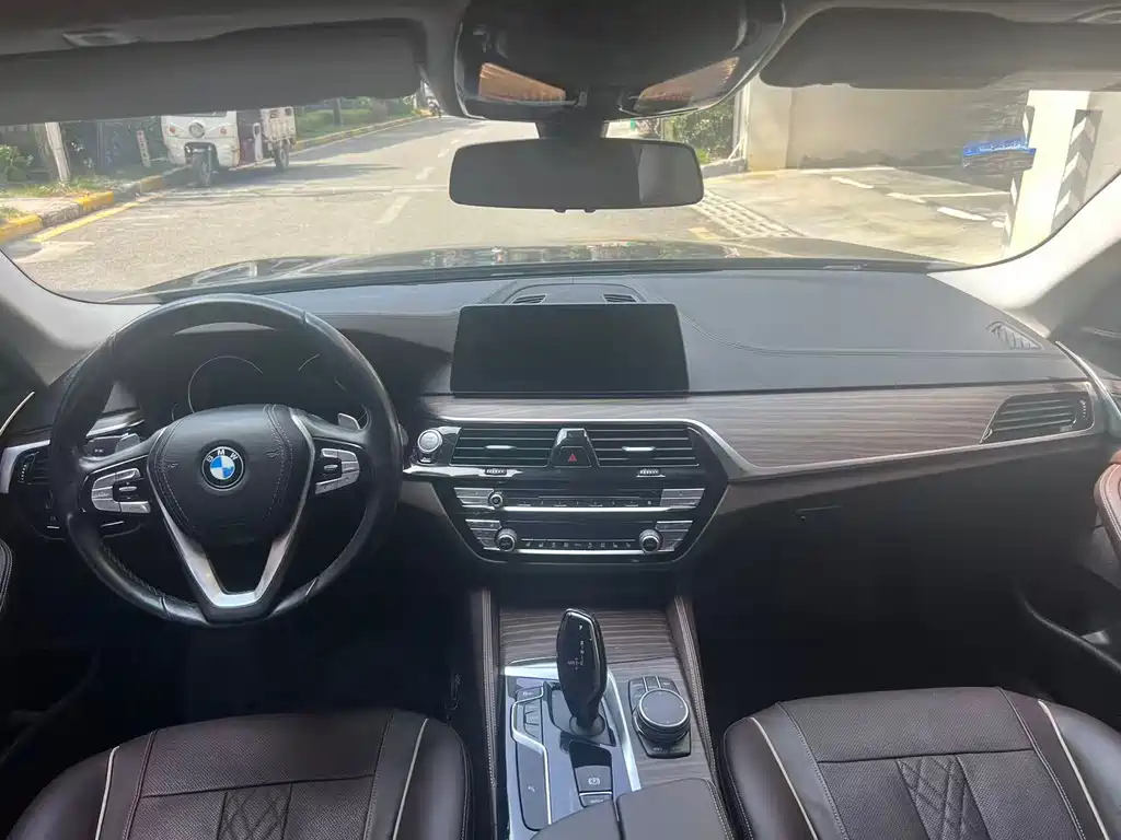 BMW 5 Series — миниатюра 5