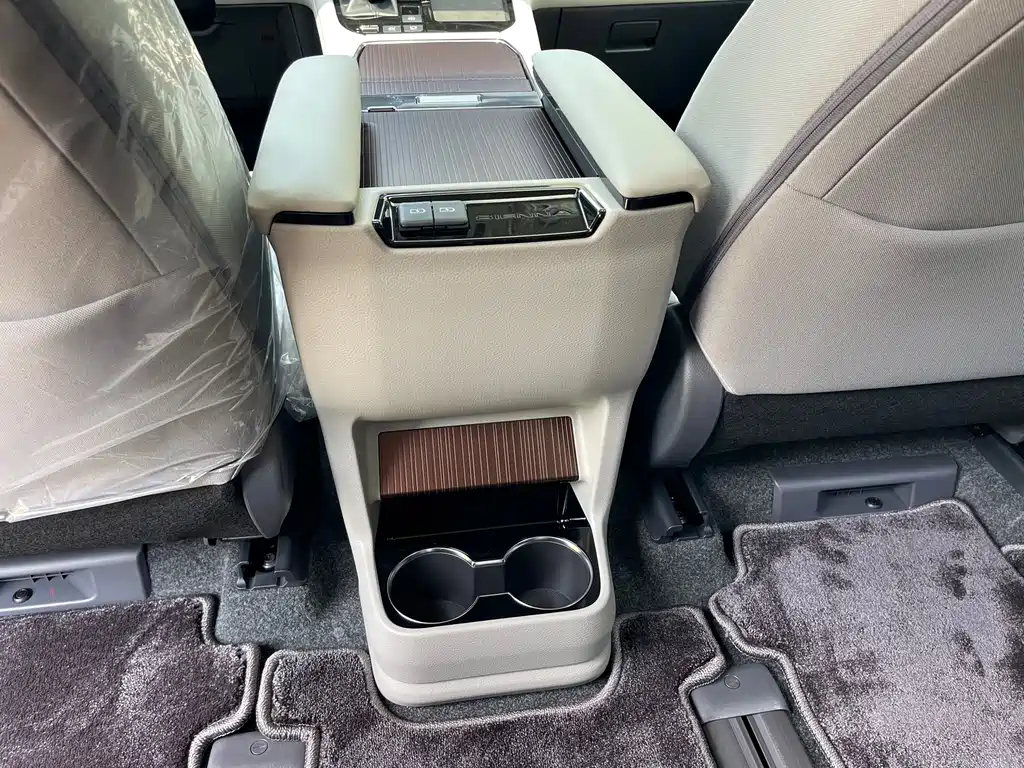 Toyota Sienna — миниатюра 12