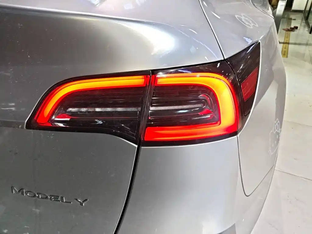 Tesla Model Y — миниатюра 8