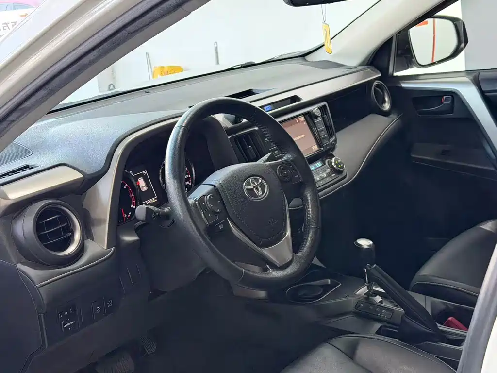 Toyota RAV4 — миниатюра 9