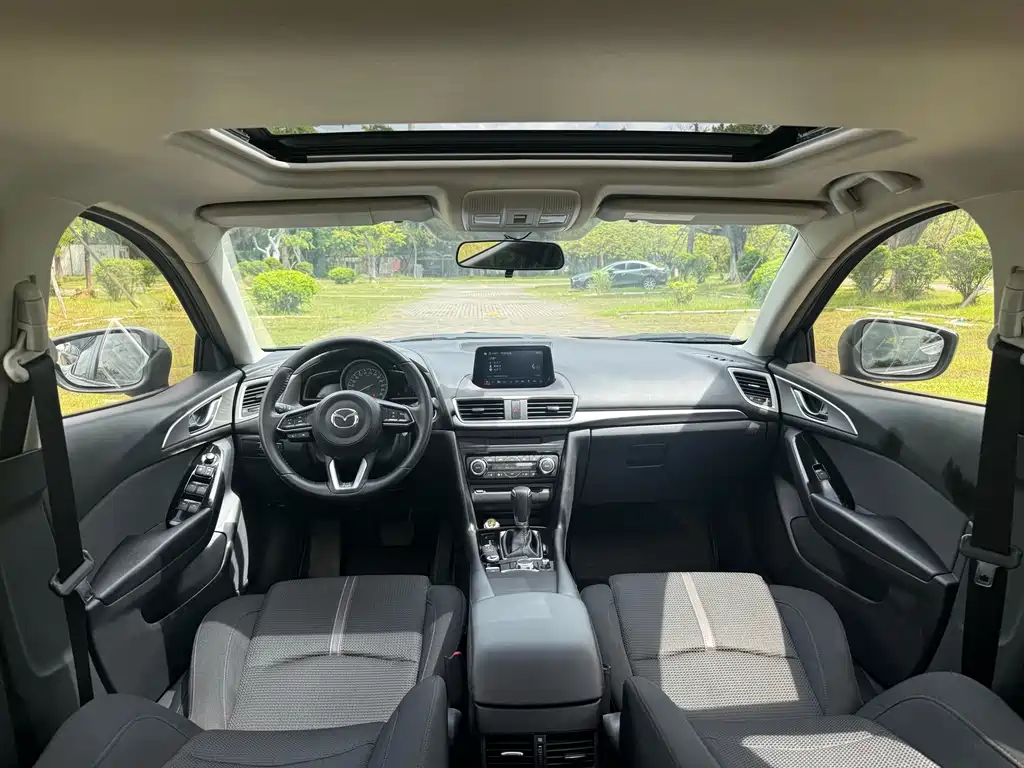 Mazda Mazda3 3 2019 2.0L AT Luxury V