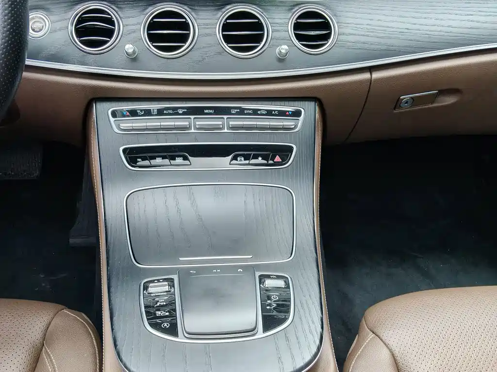 Mercedes-Benz E-Class — миниатюра 10