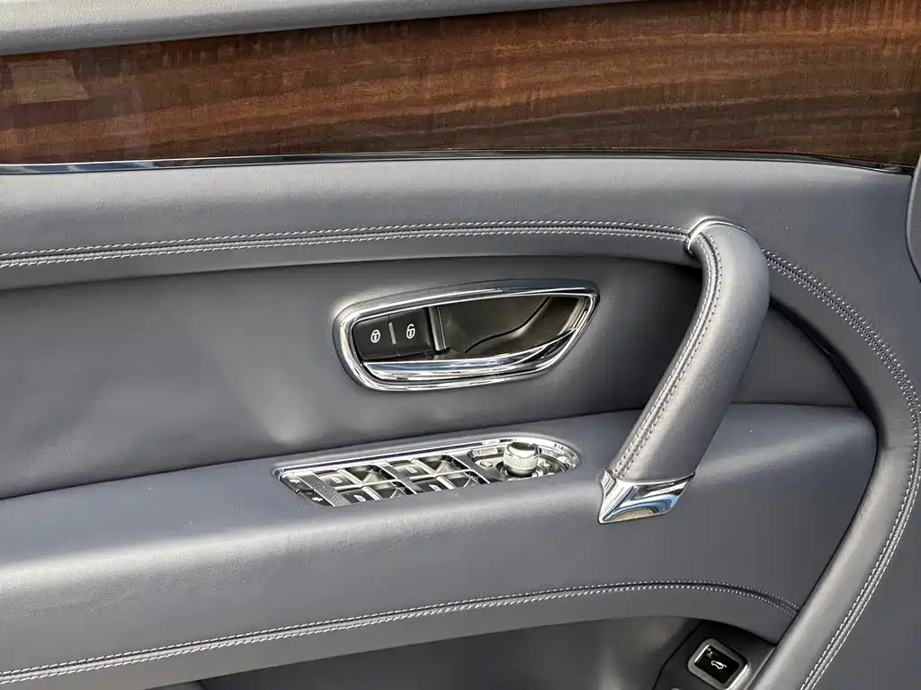 Bentley Bentayga — миниатюра 25