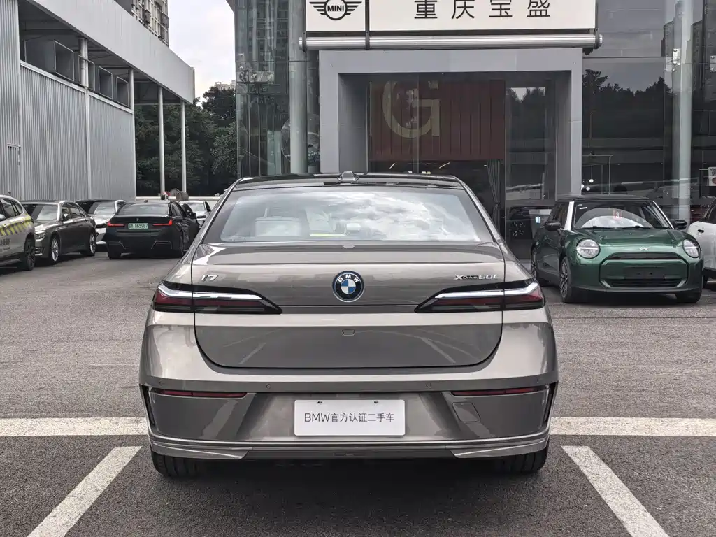 BMW I7