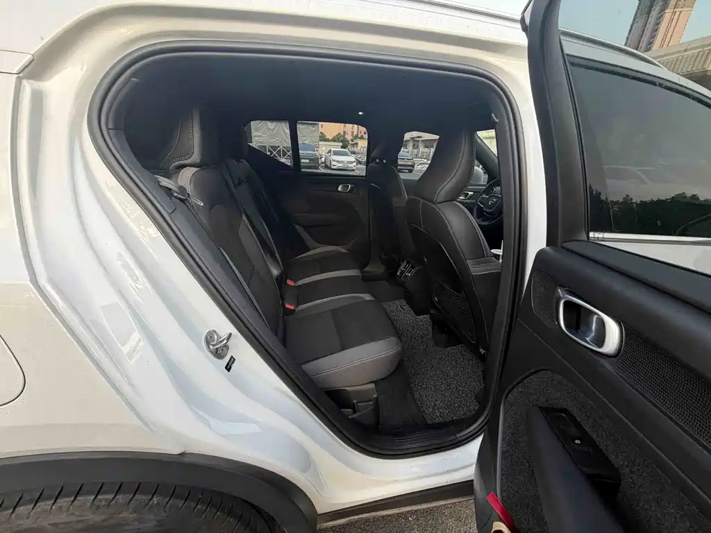 Volvo XC40 — миниатюра 10