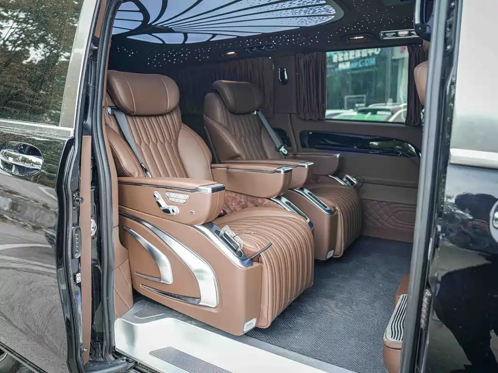 Mercedes-Benz Vito 2023 2.0T Elite 7 мест