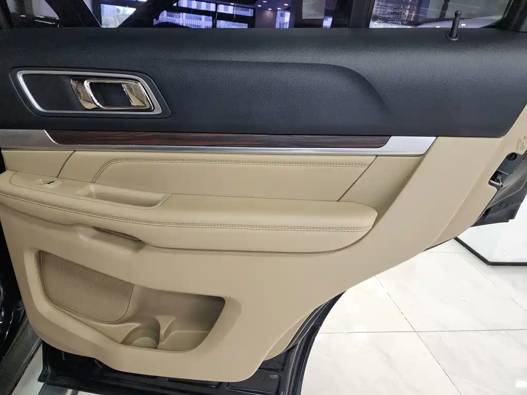 Ford Explorer (Import) — миниатюра 15