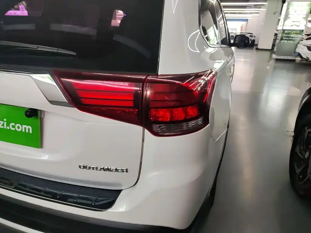 Mitsubishi Outlander — миниатюра 8