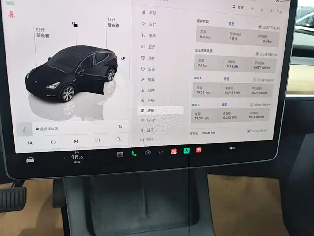 Tesla Model Y — миниатюра 12