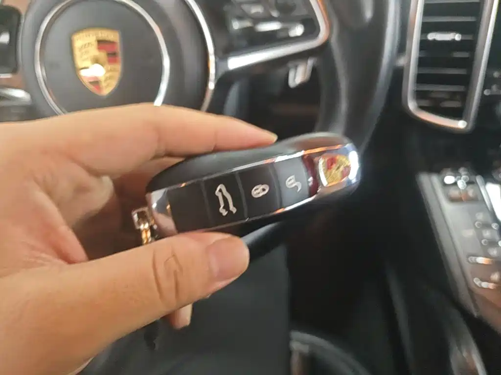 Porsche Cayenne — миниатюра 9