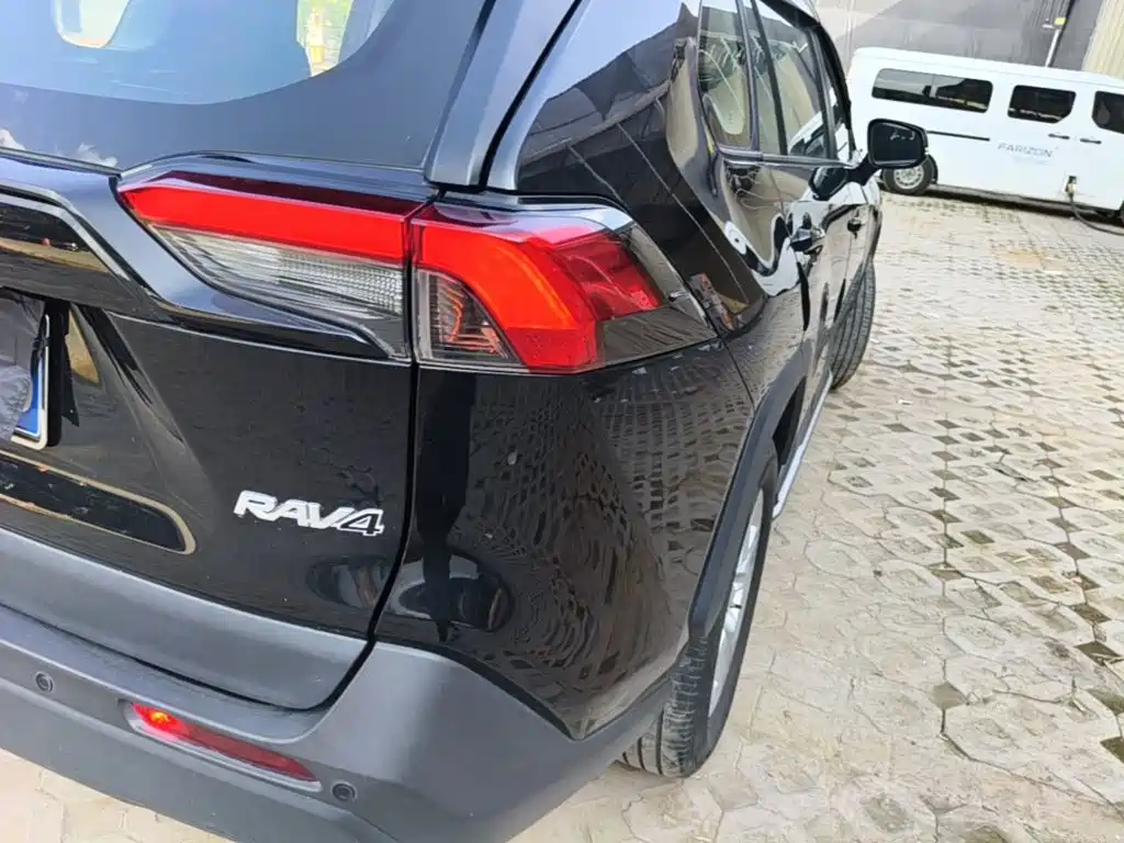 Toyota RAV4 — миниатюра 8