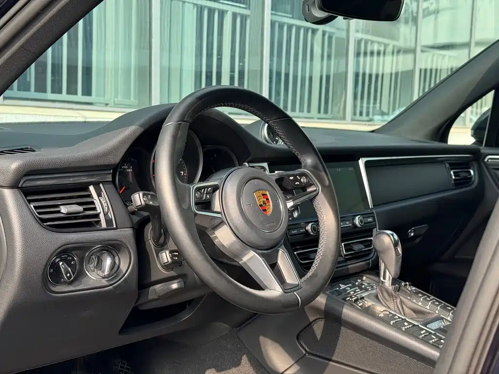 PORSCHE MACAN