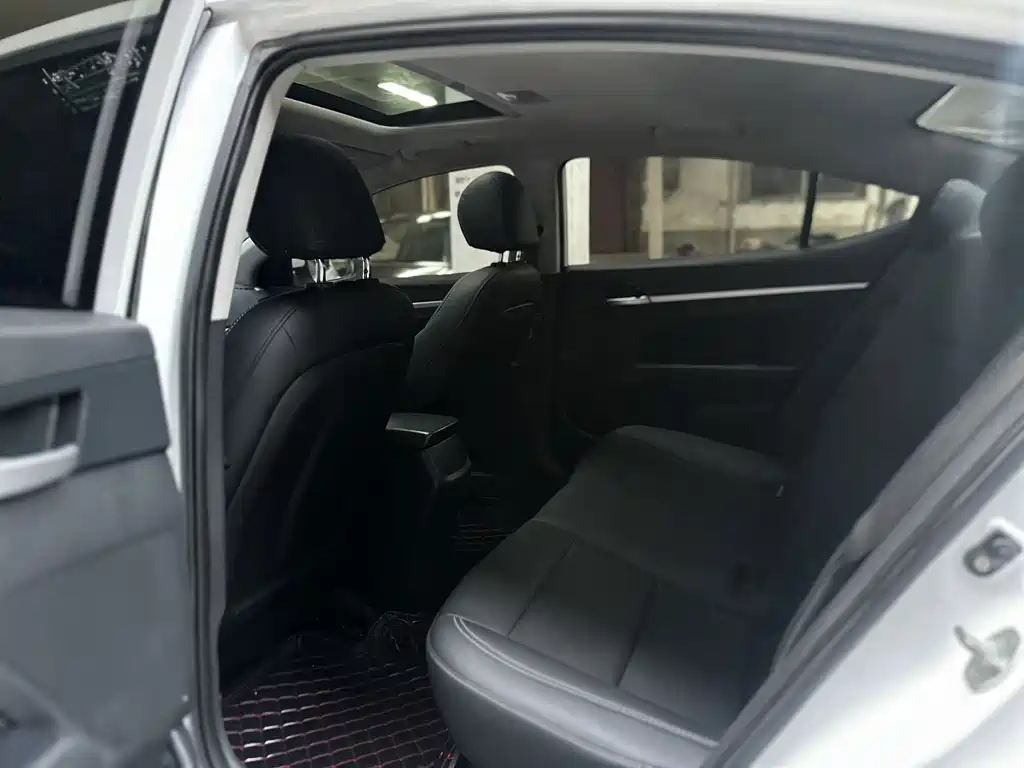 Hyundai Elantra — миниатюра 6