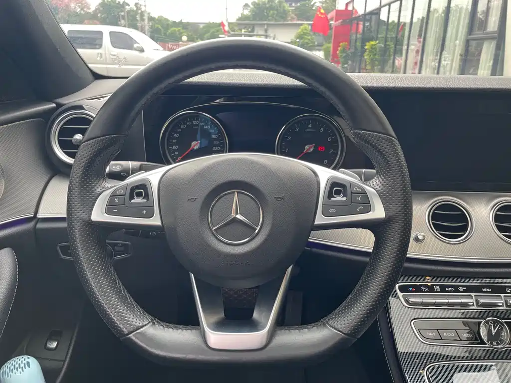 Mercedes-Benz E-Class — миниатюра 7