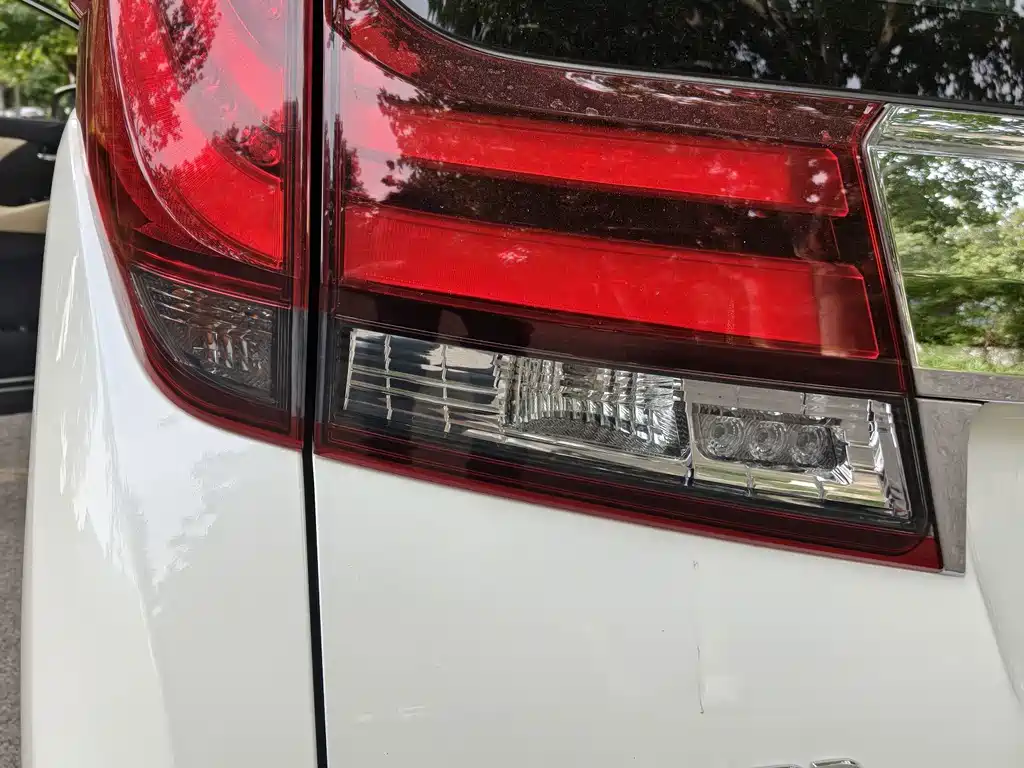 Toyota Alphard — миниатюра 17