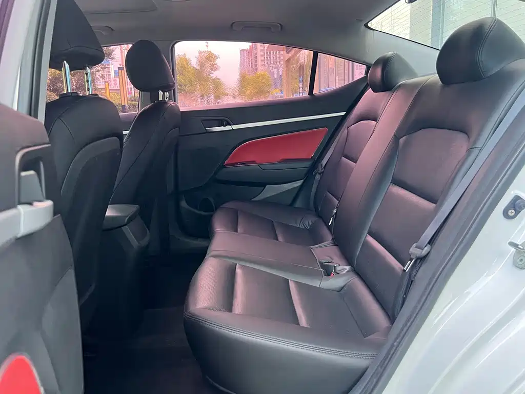 Hyundai Elantra — миниатюра 10
