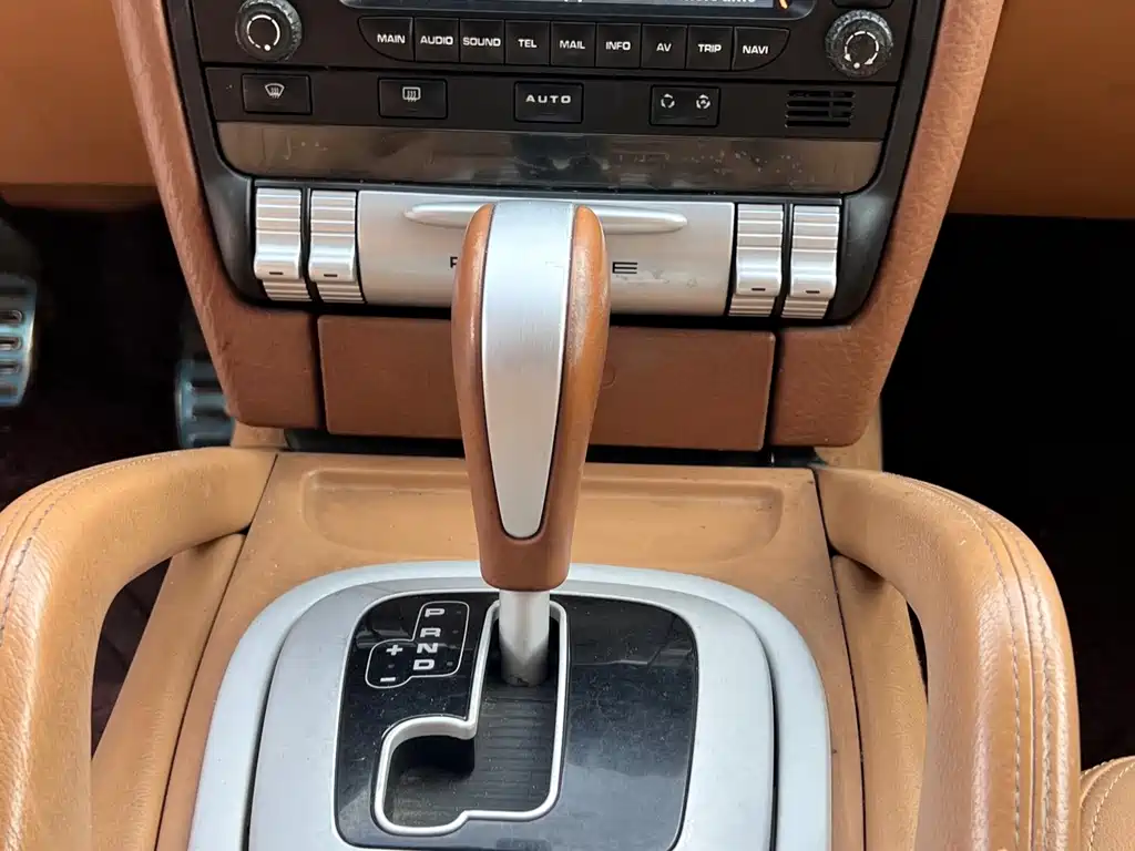 Porsche Cayenne — миниатюра 10