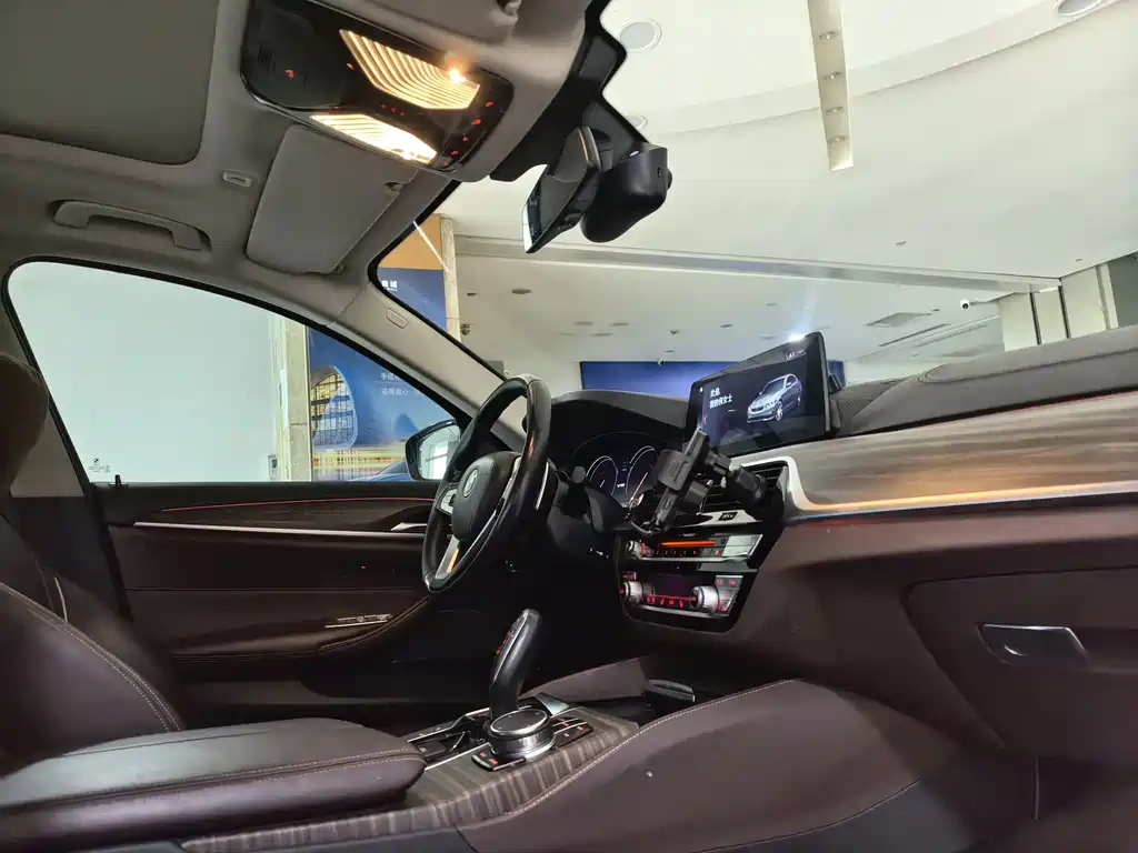 BMW 5 Series — миниатюра 12