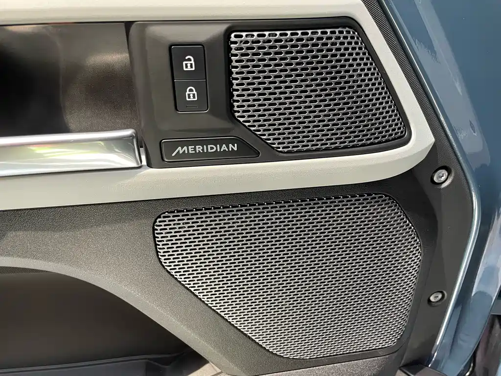 Land Rover Defender — миниатюра 19