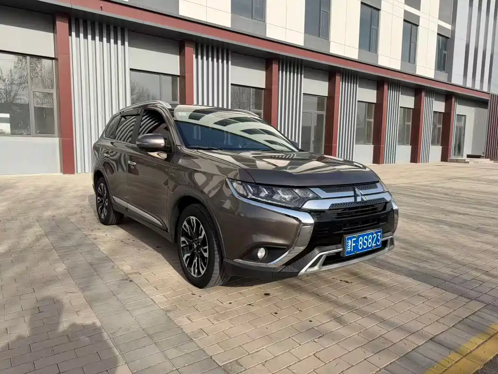 MITSUBISHI OUTLANDER